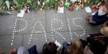 Οι Eagles of Death Metal ξανά στο Παρίσι μετά το μακελειό στο Μπατακλάν