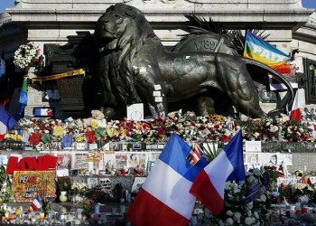 Η Γαλλία τιμά τους 130 νεκρούς των τρομοκρατικών επιθέσεων