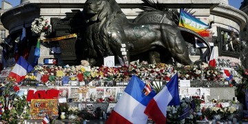 Η Γαλλία τιμά τους 130 νεκρούς των τρομοκρατικών επιθέσεων