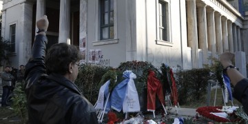 ΕΚΤΑΚΤΟ –Ηλεκτρισμένη η ατμόσφαιρα έξω από το Πολυτεχνείο