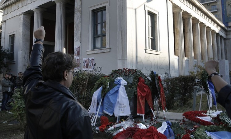 ΕΚΤΑΚΤΟ –Ηλεκτρισμένη η ατμόσφαιρα έξω από το Πολυτεχνείο