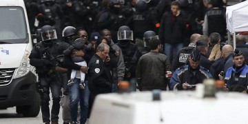 Δύο νεκροί και επτά συλλήψεις στην επιχείρηση στο Σεν Ντενί (βίντεο-φωτο)
