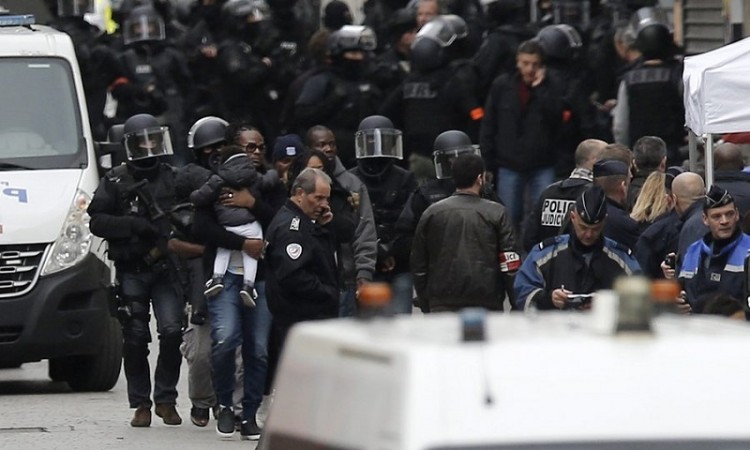 Δύο νεκροί και επτά συλλήψεις στην επιχείρηση στο Σεν Ντενί (βίντεο-φωτο)