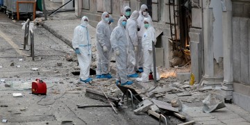 Μεγάλες ζημιές από την ισχυρή έκρηξη στο κτήριο του ΣΕΒ, στο Σύνταγμα
