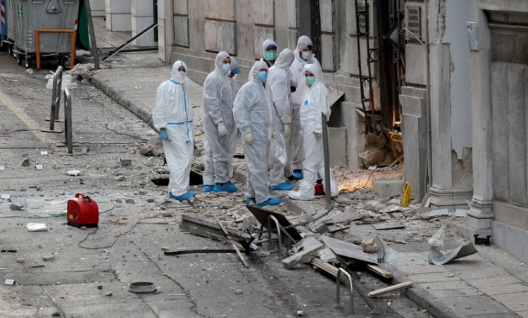 Μεγάλες ζημιές από την ισχυρή έκρηξη στο κτήριο του ΣΕΒ, στο Σύνταγμα