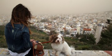 Διχασμένος καιρός την Παρασκευή: Χιόνια στα βόρεια, σκόνη στα νότια