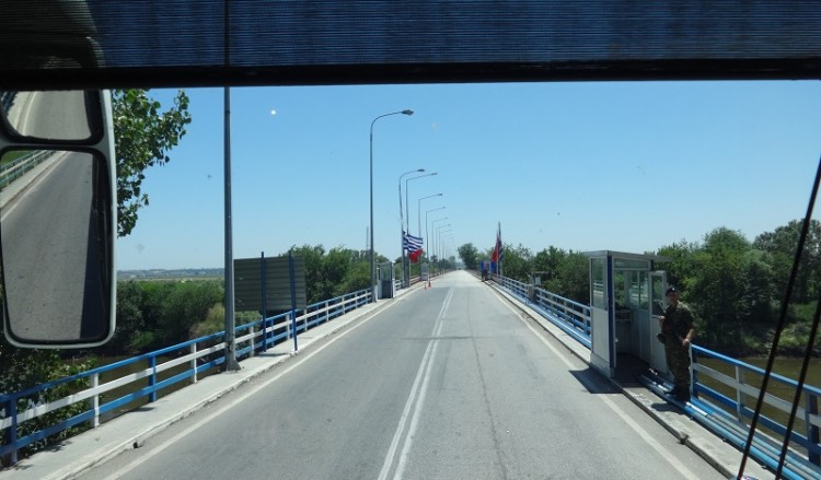 Ο Αντέμ παίζει λύρα και τραγουδά ποντιακά περνώντας τα σύνορα Τουρκίας-Ελλάδας (βίντεο)