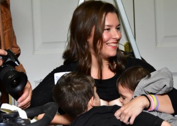 Χιλιάδες Ελληνίδες μητέρες θήλασαν σήμερα δημόσια τα μωρά τους (φωτό-βίντεο)