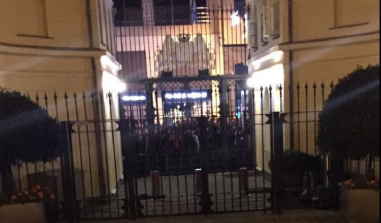 Τουρκία: Διαδηλωτές πέταξαν αυγά σε… λάθος προξενείο!
