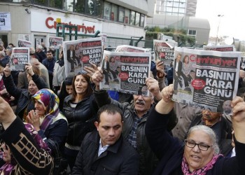 Συντάκτες της Cumhuriyet έκαναν σύσκεψη έξω από τη φυλακή όπου κρατείται ο αρχισυντάκτης της