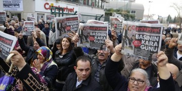 Συντάκτες της Cumhuriyet έκαναν σύσκεψη έξω από τη φυλακή όπου κρατείται ο αρχισυντάκτης της