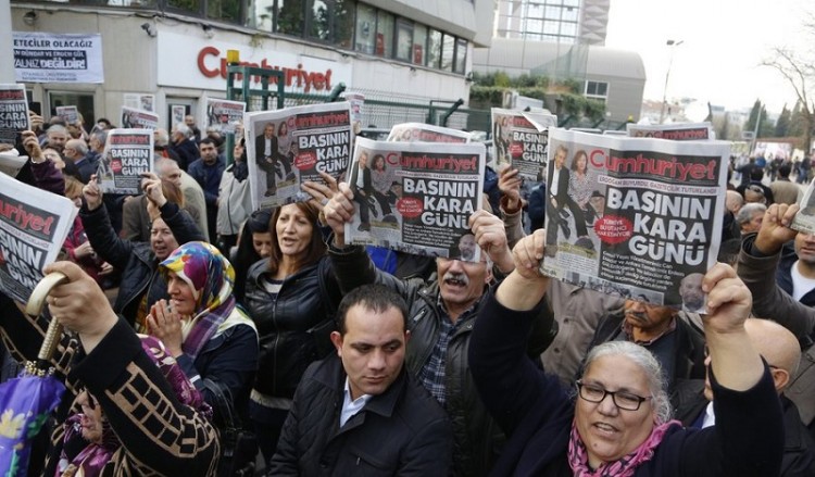 Συντάκτες της Cumhuriyet έκαναν σύσκεψη έξω από τη φυλακή όπου κρατείται ο αρχισυντάκτης της