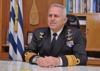 Καταργούν το εθνόσημο από τις στολές των αξιωματικών
