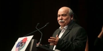 Ξαναβάζουν τις στολές τους όσοι υπηρετούν στη Βουλή