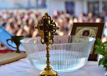 Η νεολαία του ΣΥΡΙΖΑ ζητά κατάργηση της πρωινής προσευχής!