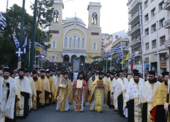 Με λαμπρότητα η λιτάνευση της εικόνας του Αγίου Σπυρίδωνα στον Πειραιά