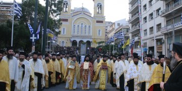 Με λαμπρότητα η λιτάνευση της εικόνας του Αγίου Σπυρίδωνα στον Πειραιά