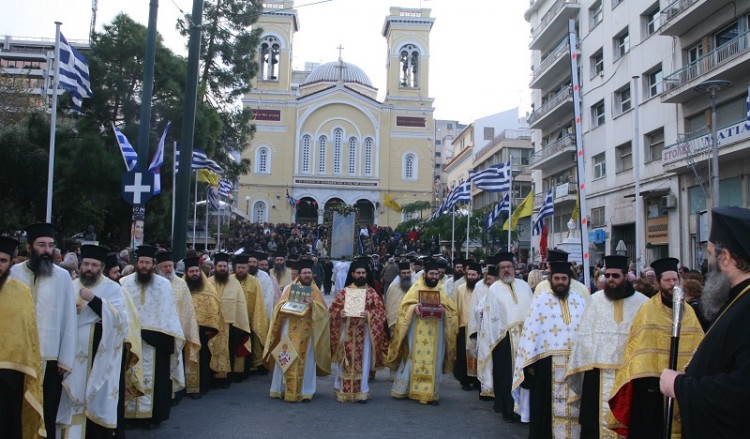 Με λαμπρότητα η λιτάνευση της εικόνας του Αγίου Σπυρίδωνα στον Πειραιά