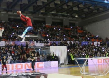 Κάρφωσε από τα 8 μέτρα και έκανε ρεκόρ Γκίνες (βίντεο)