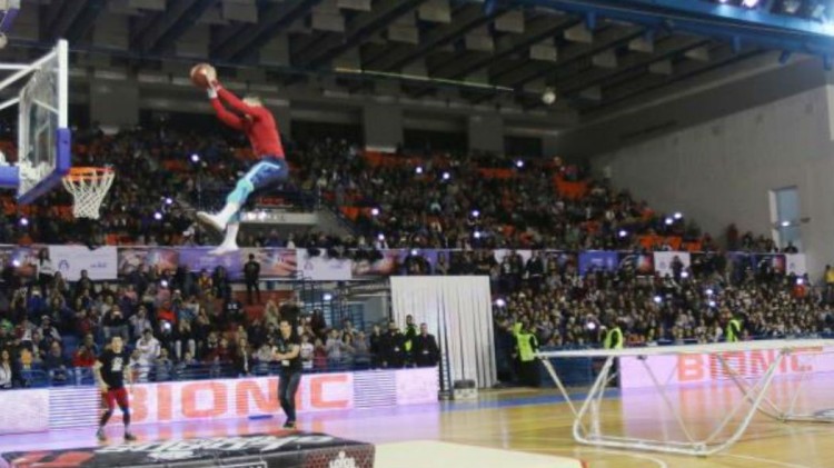 Κάρφωσε από τα 8 μέτρα και έκανε ρεκόρ Γκίνες (βίντεο)