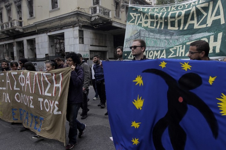 Μικροεπεισόδια στο συλλαλητήριο της Αθήνας – Απεργιακός κλοιός σε όλη τη χώρα