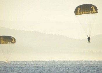 Ο Αρχηγός ΓΕΕΘΑ κάνει άλμα με αλεξίπτωτο από Σινούκ (βίντεο)