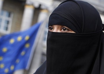 «Κόκκινη κάρτα» σε μπούρκα και νικάμπ δείχνει Γερμανίδα υπουργός