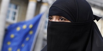 «Κόκκινη κάρτα» σε μπούρκα και νικάμπ δείχνει Γερμανίδα υπουργός