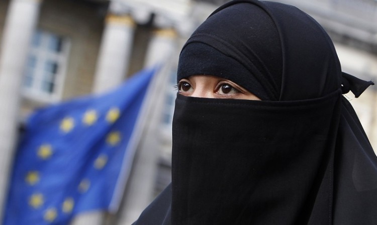 «Κόκκινη κάρτα» σε μπούρκα και νικάμπ δείχνει Γερμανίδα υπουργός