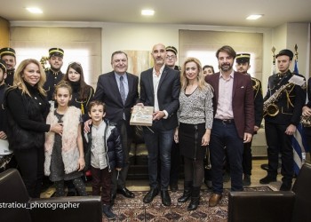 Με ποντιακά κάλαντα ξεκίνησε τη μέρα του ο δήμαρχος Πυλαίας-Χορτιάτη (φωτο)