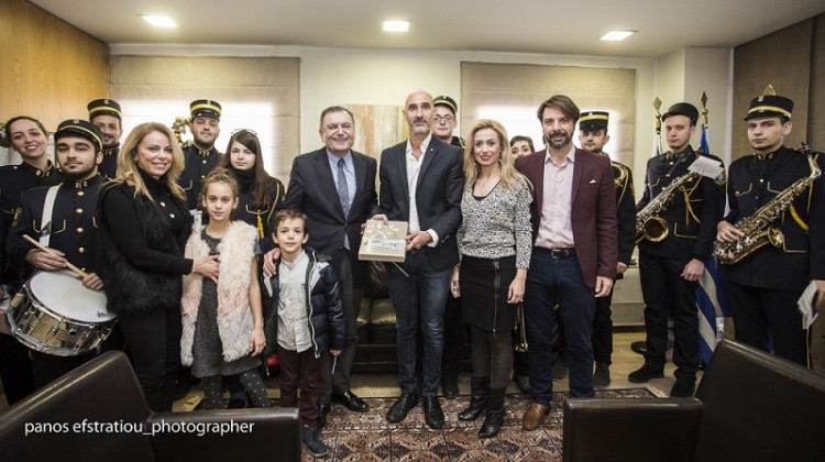 Με ποντιακά κάλαντα ξεκίνησε τη μέρα του ο δήμαρχος Πυλαίας-Χορτιάτη (φωτο)