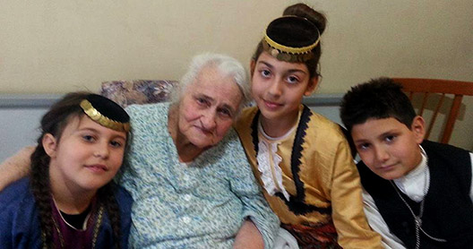 92 ετών, η Λευκοθέα Μαυρίδου... διδάσκει χριστουγεννιάτικο έθιμο του Πόντου
