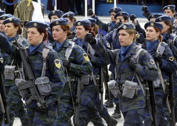 «Πόλεμος» ΑΝΕΛ-ΠΑΣΟΚ για τη στράτευση των γυναικών