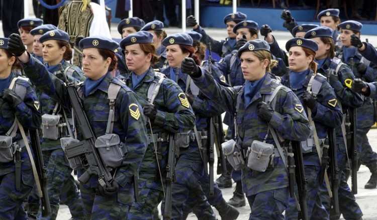 «Πόλεμος» ΑΝΕΛ-ΠΑΣΟΚ για τη στράτευση των γυναικών