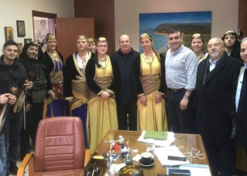 Ποντιακά κάλαντα στον δήμαρχο Ελληνικού-Αργυρούπολης