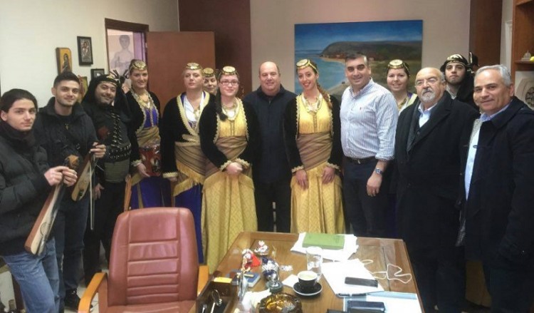 Ποντιακά κάλαντα στον δήμαρχο Ελληνικού-Αργυρούπολης