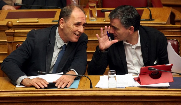 Πιο κοντά στο ένα δισ. και σε συμφωνία με τους θεσμούς η κυβέρνηση