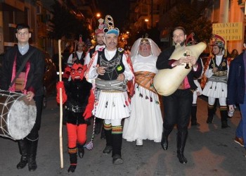 Οι Μωμόγεροι βγήκαν στους δρόμους της Καλλιθέας (φωτο)