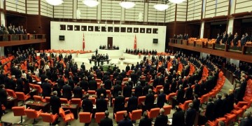 Η τουρκική Εθνοσυνέλευση εξετάζει την άρση ασυλίας των δύο ηγετών του HDP