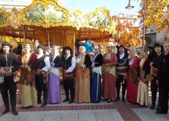 Με ποντιακούς χορούς υποδέχθηκαν το λεωφορείο του Αϊ-Βασίλη στο δήμο Νεάπολης-Συκεών (φωτο-βίντεο)