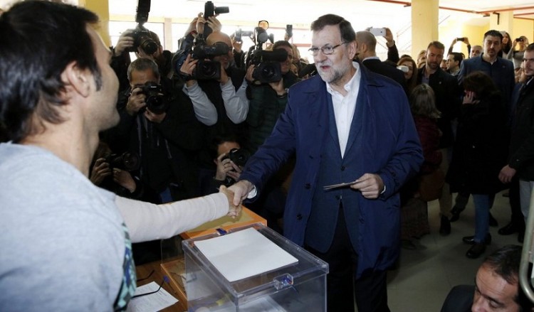 Ισπανία: Νίκη Ραχόι αλλά χωρίς αυτοδυναμία δείχνουν τα exit polls