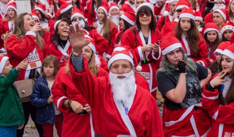 Κοκκίνησαν τα Χανιά από το 5ο Santa Run που έγινε για τα παιδιά