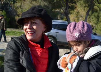Η Σούζαν Σαράντον στη Λέσβο για να βοηθήσει τους πρόσφυγες (φωτο)
