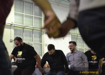 Ακόμα και στις 4 το πρωί, τα αγόρια της ΕΠΟΝΑ χορεύουν σέρρα! (βίντεο)