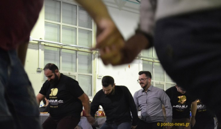 Ακόμα και στις 4 το πρωί, τα αγόρια της ΕΠΟΝΑ χορεύουν σέρρα! (βίντεο)