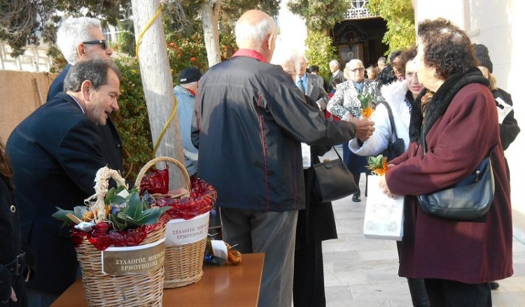 Οι Μικρασιάτες Σύρου μοίρασαν αγριοκρεμμύδες τηρώντας το έθιμο