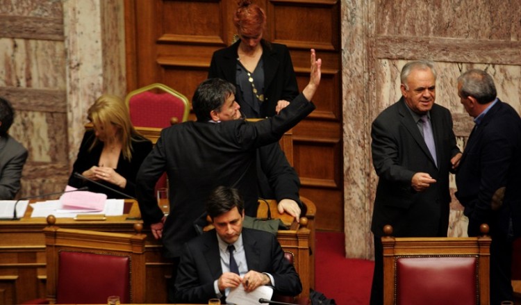 Με 153 «ναι» στη Βουλή ξεκλειδώνει και το 1 δισ.
