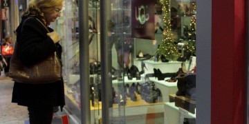 Ξεκινά το εορταστικό ωράριο των καταστημάτων στην Αθήνα