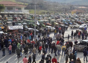 Κλιμακώνουν τις κινητοποιήσεις οι αγρότες