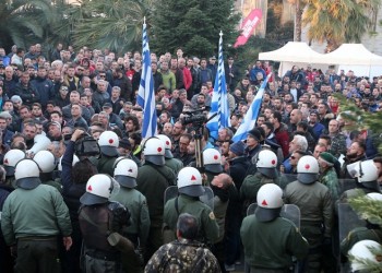 Θεσσαλονίκη: Ογκώδης διαδήλωση αγροτών – Επεισόδια και χημικά (φωτο, βίντεο)